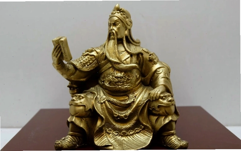 Tượng Quan Công ngồi đọc sách thể hiện trí tuệ và sự uyên bác