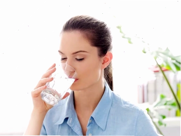 Uống đủ nước để giải độc gan