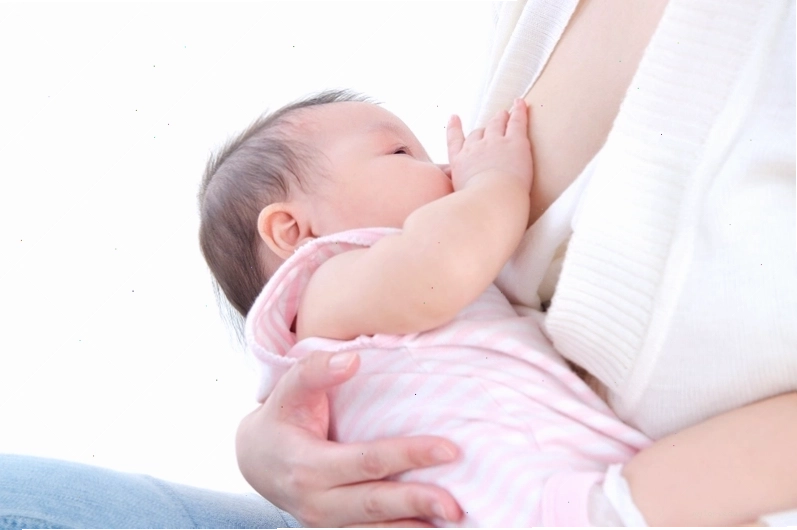 Uống đủ nước giúp mẹ sau sinh giảm cân hiệu quả