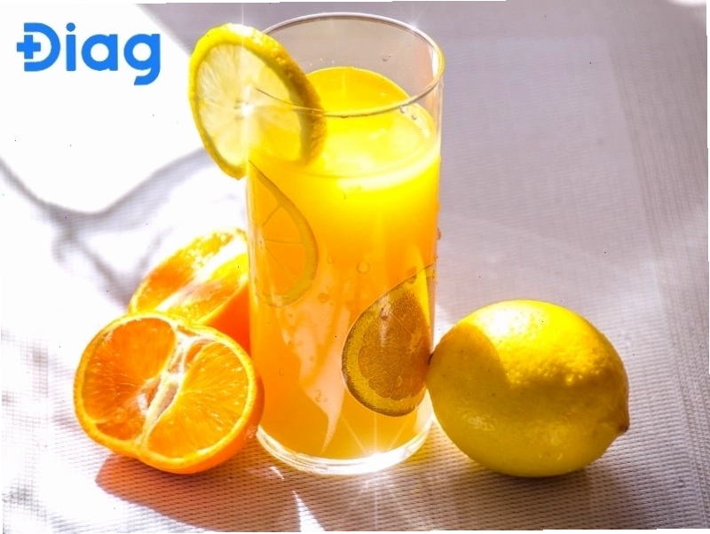 Uống đủ nước và bổ sung Vitamin C giúp cải thiện tình trạng dị ứng