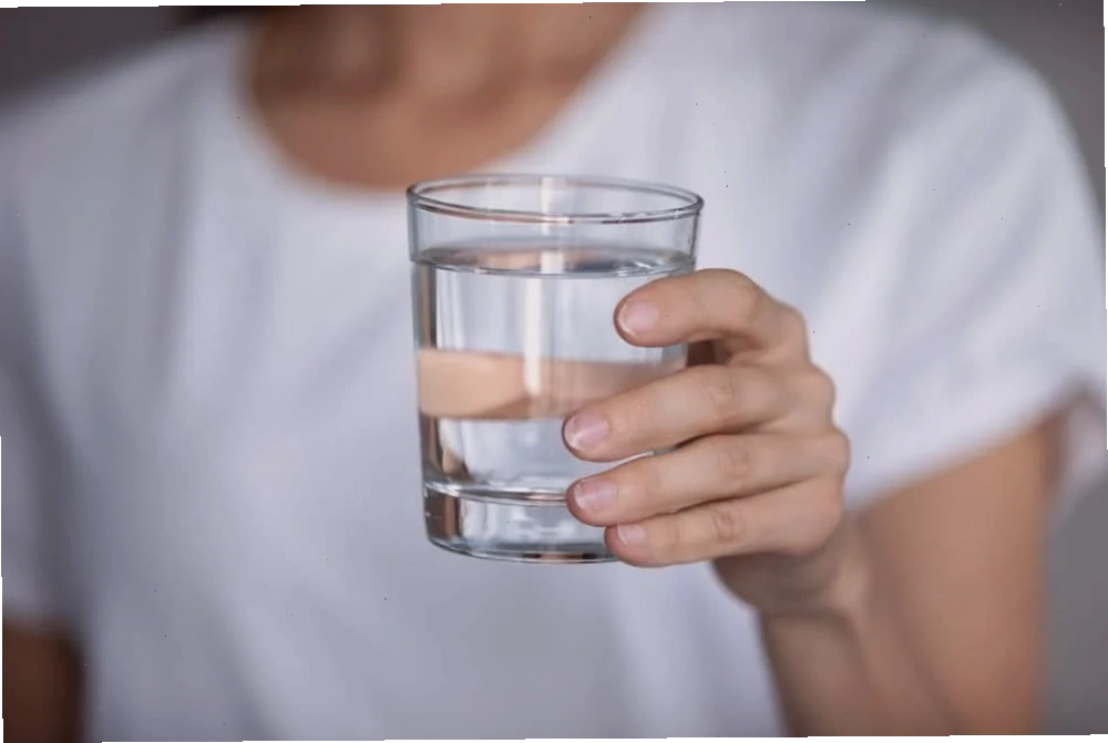 Uống nhiều nước lọc trong và sau khi uống rượu