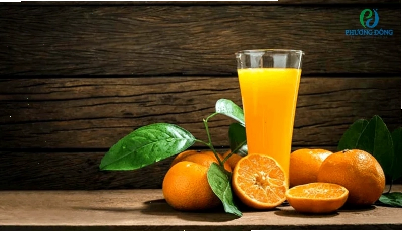 Uống nước cam mỗi ngày giúp bổ sung vitamin C cho người bệnh sốt rét