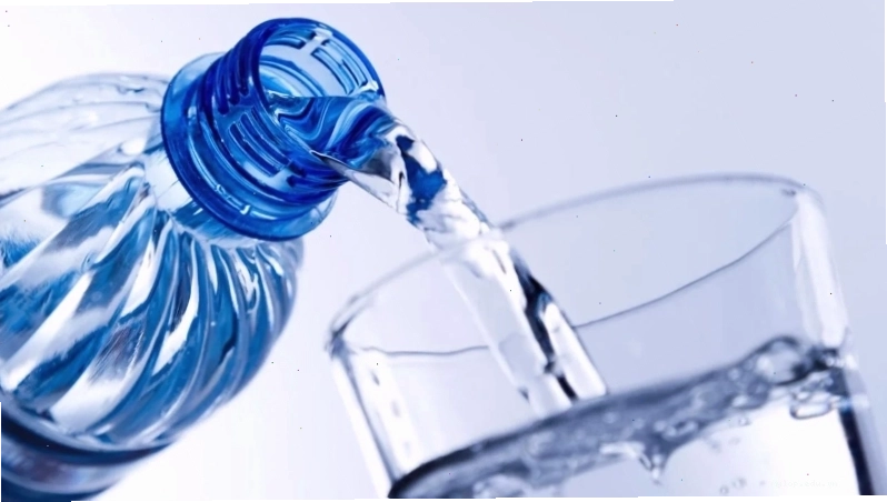 Uống nước lọc là cách hiệu quả để giảm say rượu