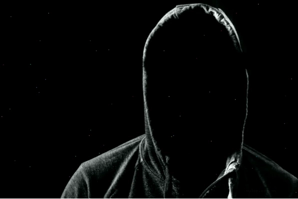 User avatar nam giới đội mũ trùm đầu, tạo vẻ ngoài bí ẩn