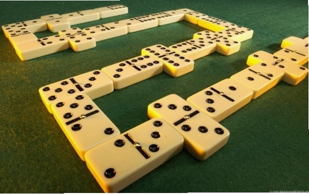 Ván chơi Domino 2 người với các quân cờ được đặt nối tiếp nhau