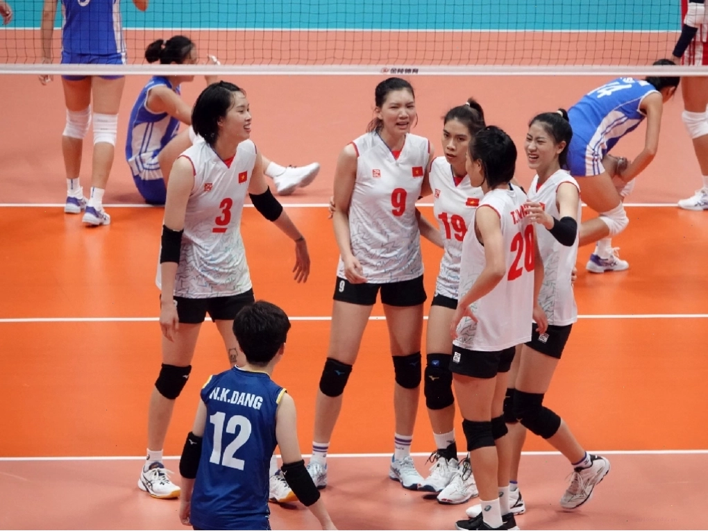 Vận động viên thực hiện kỹ thuật đánh bóng chuyền hơi