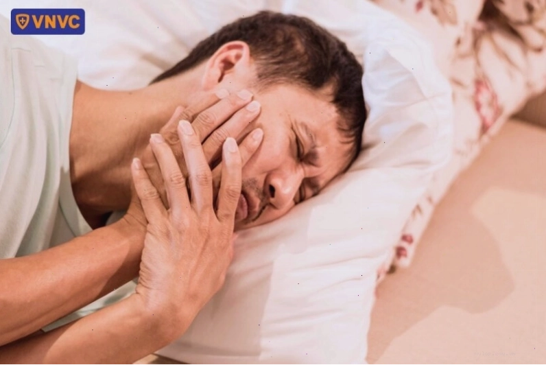 Vùng quai hàm bị sưng đau do quai bị