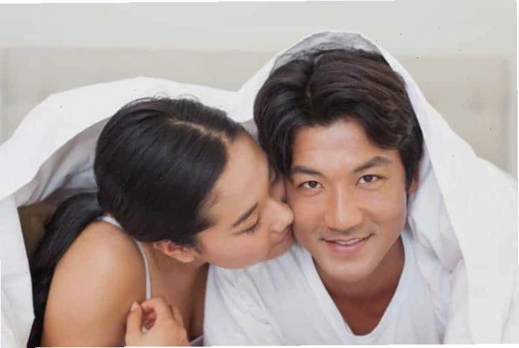 Vuốt ve mái tóc chồng để tăng sự gắn kết tình cảm