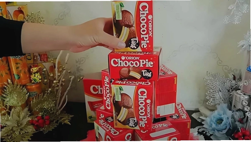 Xếp tầng các hộp bánh để tạo tháp