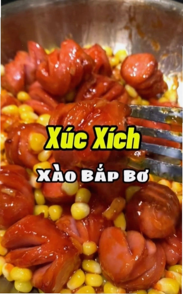 Xúc xích xào bơ bắp
