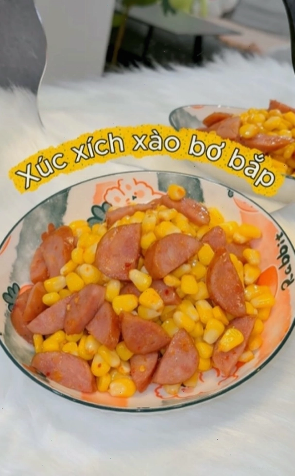 Xúc xích xào bơ bắp